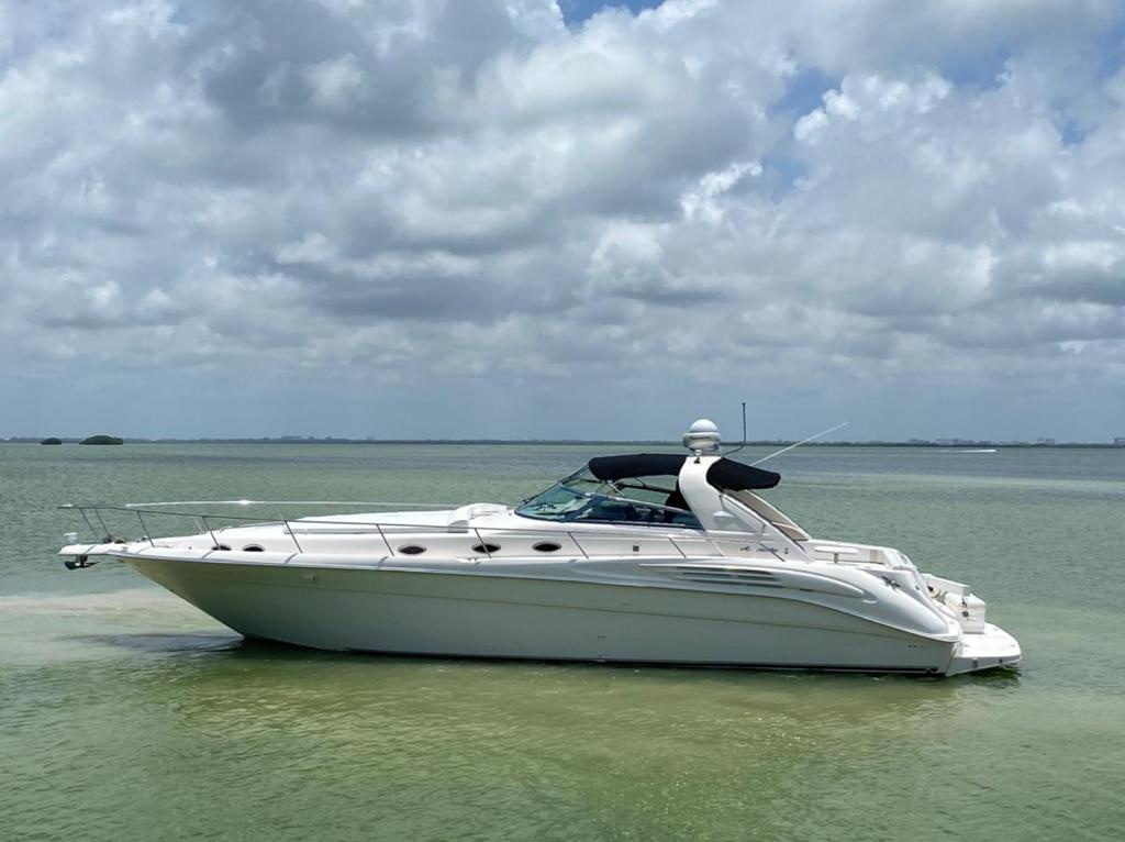 renting a yacht at Isla