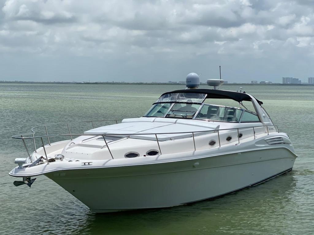 renting a yacht at Isla