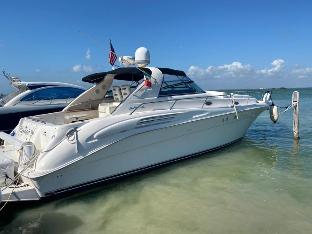 renting a yacht at Isla