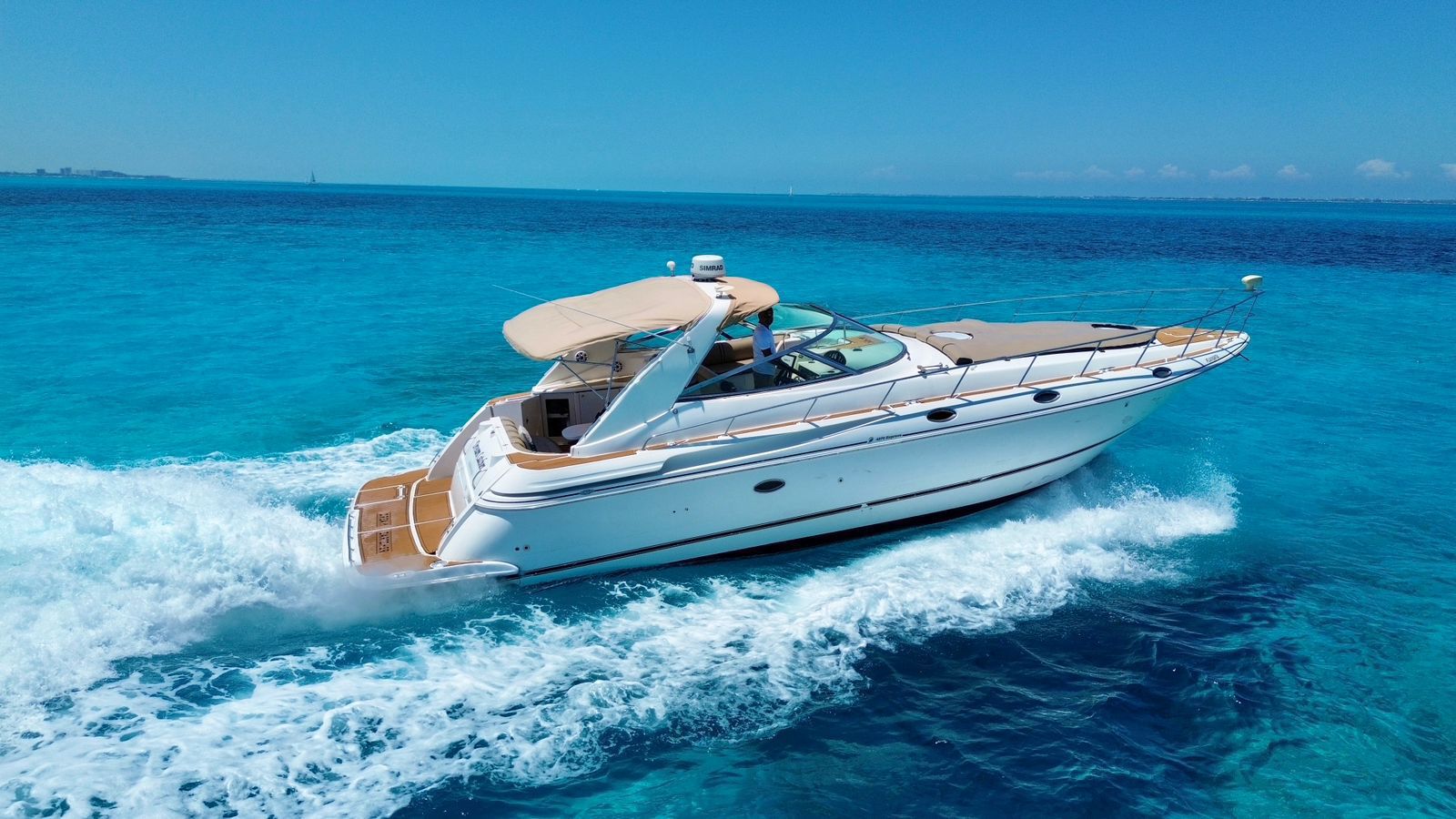 40 ft long yacht to Isla Mujeres